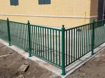 green-iron-railings-chicago-600x314-1.webp